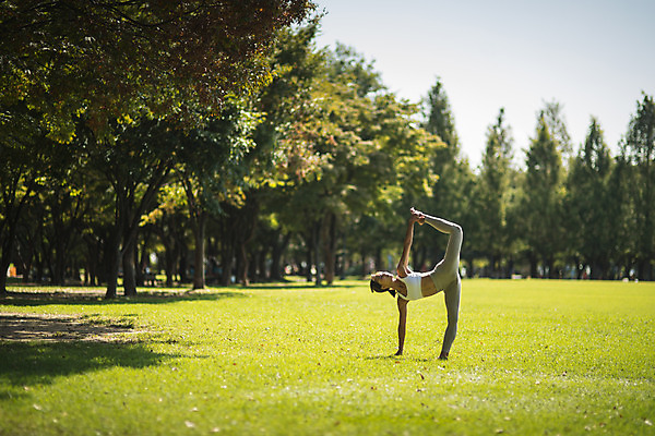 포토 JPG 주간 전신 나무 여자 요가 자연 건강 한명 서기 잔디 20대 성인 야외 옆모습 운동 손들기 스트레칭 한국인 손뻗기 다리들기 한강공원 성인여자한명만 국내포토 자연요소 식물 1 웰빙 공원 뷰포인트 모션 사람 동양인 청년 한강 생태계 여자한명만 성인여자만 파일형식