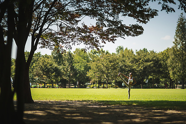 포토 JPG 주간 전신 나무 여자 허리손 요가 자연 건강 한명 서기 잔디 20대 성인 야외 앞모습 운동 손들기 스트레칭 한국인 손뻗기 다리들기 한강공원 성인여자한명만 국내포토 자연요소 식물 1 웰빙 공원 뷰포인트 포즈 모션 사람 동양인 청년 한강 생태계 여자한명만 성인여자만 파일형식