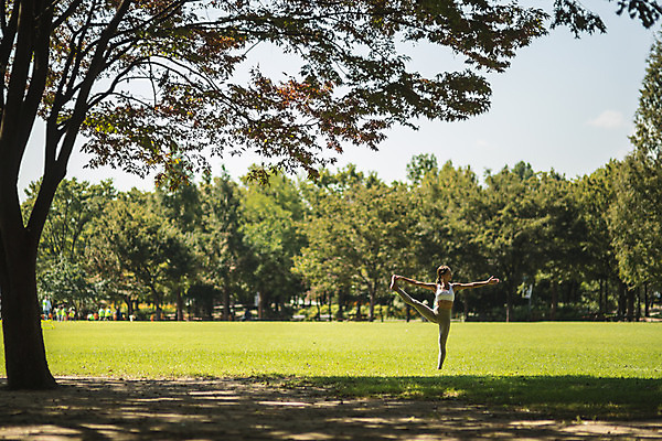 포토 JPG 주간 전신 나무 응시 여자 요가 자연 건강 한명 서기 잔디 20대 성인 야외 앞모습 운동 손들기 스트레칭 한국인 손뻗기 다리들기 한강공원 성인여자한명만 국내포토 자연요소 식물 1 웰빙 시선 공원 뷰포인트 모션 사람 동양인 청년 한강 생태계 여자한명만 성인여자만 파일형식