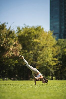포토 JPG 주간 전신 나무 응시 여자 요가 자연 건강 한명 잔디 20대 성인 야외 옆모습 운동 스트레칭 한국인 다리들기 한강공원 성인여자한명만 국내포토 자연요소 식물 1 웰빙 시선 공원 뷰포인트 모션 사람 동양인 청년 한강 생태계 여자한명만 성인여자만 파일형식