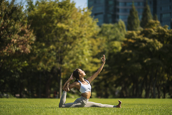 포토 JPG 주간 전신 나무 응시 여자 요가 자연 건강 한명 앉기 잔디 20대 성인 야외 옆모습 운동 스트레칭 한국인 한강공원 성인여자한명만 국내포토 자연요소 식물 1 웰빙 시선 공원 뷰포인트 모션 사람 동양인 청년 한강 생태계 여자한명만 성인여자만 파일형식