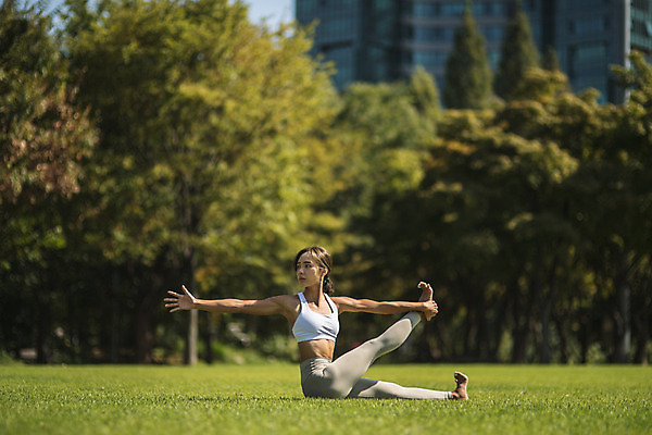 포토 JPG 주간 전신 나무 응시 여자 요가 자연 팔벌리기 건강 한명 앉기 잔디 20대 성인 야외 옆모습 운동 스트레칭 한국인 한강공원 성인여자한명만 국내포토 자연요소 식물 1 웰빙 시선 공원 뷰포인트 모션 사람 동양인 청년 한강 생태계 여자한명만 성인여자만 파일형식