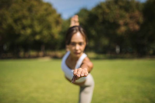 포토 JPG 주간 나무 응시 여자 요가 자연 건강 한명 서기 잔디 상반신 20대 성인 야외 앞모습 아웃포커스 운동 스트레칭 한국인 손뻗기 한강공원 성인여자한명만 국내포토 자연요소 식물 1 웰빙 시선 공원 뷰포인트 모션 촬영기법 사람 동양인 청년 한강 생태계 여자한명만 성인여자만 파일형식