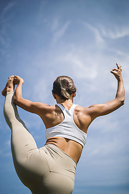 포토 JPG 주간 전신 여자 로우앵글 요가 자연 하늘 건강 한명 서기 20대 성인 야외 뒷모습 운동 스트레칭 한국인 손뻗기 다리들기 한강공원 성인여자한명만 국내포토 자연요소 1 웰빙 공원 뷰포인트 모션 사람 동양인 청년 한강 생태계 여자한명만 성인여자만 파일형식