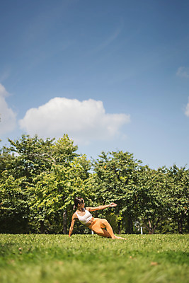 포토 JPG 주간 전신 나무 여자 요가 자연 건강 한명 앉기 잔디 20대 성인 야외 앞모습 운동 스트레칭 한국인 손뻗기 한강공원 성인여자한명만 국내포토 자연요소 식물 1 웰빙 공원 뷰포인트 모션 사람 동양인 청년 한강 생태계 여자한명만 성인여자만 파일형식