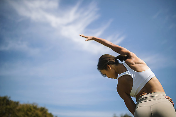 포토 JPG 주간 구름 여자 로우앵글 요가 자연 하늘 건강 한명 서기 상반신 20대 성인 야외 뒷모습 운동 스트레칭 한국인 한강공원 성인여자한명만 국내포토 자연요소 1 웰빙 공원 뷰포인트 모션 사람 동양인 청년 한강 생태계 여자한명만 성인여자만 파일형식