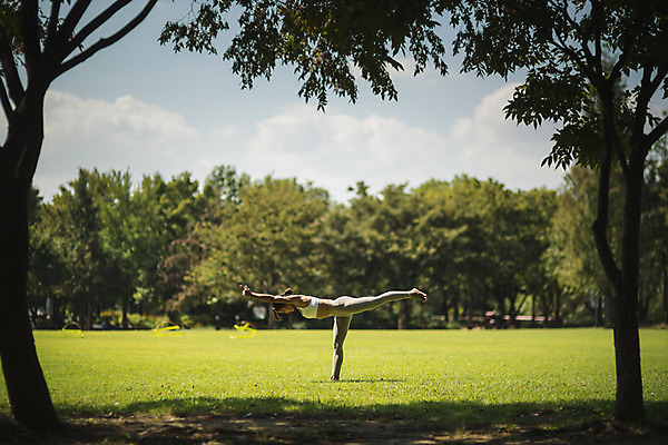 포토 JPG 주간 전신 나무 응시 여자 요가 자연 팔벌리기 건강 한명 서기 잔디 20대 성인 야외 옆모습 운동 스트레칭 한국인 손뻗기 다리들기 한강공원 성인여자한명만 국내포토 자연요소 식물 1 웰빙 시선 공원 뷰포인트 모션 사람 동양인 청년 한강 생태계 여자한명만 성인여자만 파일형식