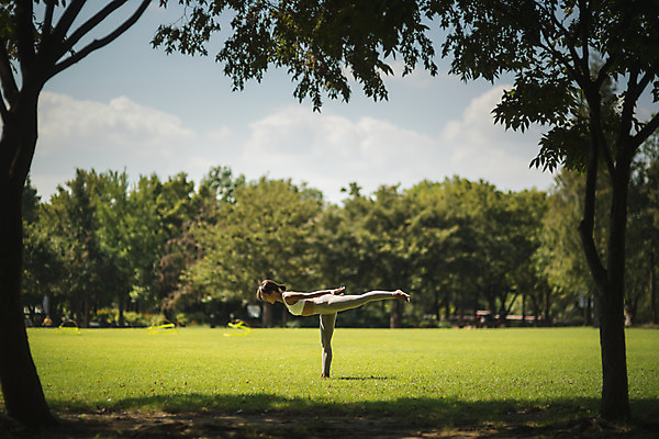 포토 JPG 주간 전신 나무 응시 여자 요가 자연 팔벌리기 건강 한명 서기 잔디 20대 성인 야외 옆모습 운동 스트레칭 한국인 손뻗기 다리들기 한강공원 성인여자한명만 국내포토 자연요소 식물 1 웰빙 시선 공원 뷰포인트 모션 사람 동양인 청년 한강 생태계 여자한명만 성인여자만 파일형식