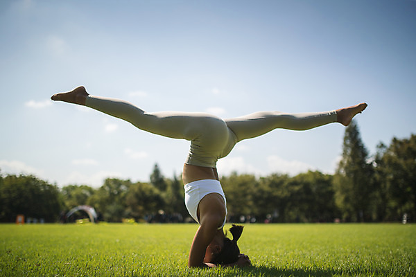 포토 JPG 주간 전신 나무 응시 여자 요가 자연 건강 한명 잔디 20대 성인 야외 옆모습 운동 스트레칭 한국인 다리찢기 다리들기 한강공원 성인여자한명만 국내포토 자연요소 식물 1 웰빙 시선 공원 뷰포인트 모션 사람 동양인 청년 한강 생태계 여자한명만 성인여자만 파일형식