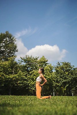 포토 JPG 주간 전신 나무 응시 여자 허리손 요가 자연 하늘 건강 한명 앉기 잔디 20대 성인 야외 옆모습 운동 스트레칭 한국인 한강공원 성인여자한명만 국내포토 자연요소 식물 1 웰빙 시선 공원 뷰포인트 포즈 모션 사람 동양인 청년 한강 생태계 여자한명만 성인여자만 파일형식