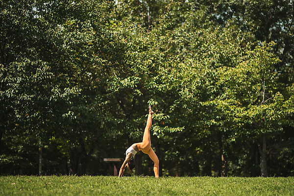포토 JPG 주간 전신 나무 여자 요가 자연 건강 한명 서기 잔디 20대 성인 야외 옆모습 운동 스트레칭 한국인 다리찢기 다리들기 한강공원 성인여자한명만 국내포토 자연요소 식물 1 웰빙 공원 뷰포인트 모션 사람 동양인 청년 한강 생태계 여자한명만 성인여자만 파일형식