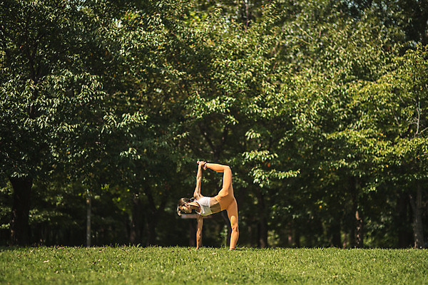포토 JPG 주간 전신 나무 여자 요가 자연 건강 한명 서기 잔디 20대 성인 야외 옆모습 운동 스트레칭 한국인 다리찢기 다리들기 한강공원 성인여자한명만 국내포토 자연요소 식물 1 웰빙 공원 뷰포인트 모션 사람 동양인 청년 한강 생태계 여자한명만 성인여자만 파일형식