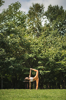 포토 JPG 주간 전신 나무 응시 여자 요가 자연 건강 한명 서기 잔디 20대 성인 야외 옆모습 운동 스트레칭 한국인 다리찢기 다리들기 한강공원 성인여자한명만 국내포토 자연요소 식물 1 웰빙 시선 공원 뷰포인트 모션 사람 동양인 청년 한강 생태계 여자한명만 성인여자만 파일형식