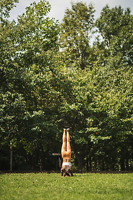 포토 JPG 주간 전신 나무 여자 요가 자연 건강 한명 잔디 20대 성인 야외 뒷모습 운동 스트레칭 한국인 다리들기 한강공원 성인여자한명만 국내포토 자연요소 식물 1 웰빙 공원 뷰포인트 모션 사람 동양인 청년 한강 생태계 여자한명만 성인여자만 파일형식