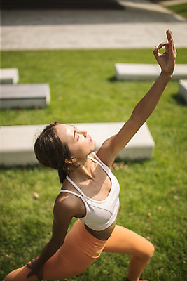 포토 JPG 주간 여자 요가 자연 건강 한명 서기 잔디 상반신 20대 성인 야외 옆모습 운동 손들기 스트레칭 한국인 손뻗기 한강공원 성인여자한명만 국내포토 자연요소 식물 1 웰빙 공원 뷰포인트 모션 사람 동양인 청년 한강 생태계 여자한명만 성인여자만 파일형식