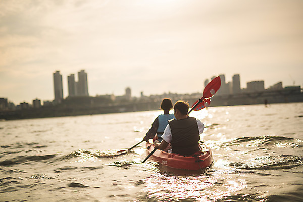 포토 JPG 주간 커플 여자 남자 스포츠 들기 앉기 상반신 20대 성인 야외 두명 뒷모습 강 한국인 수상스포츠 잡기 즐거움 노 한강 카약 노젓기 성인만 국내포토 자연요소 감정 뷰포인트 관계 모션 서울 사람 동양인 청년 랜드마크 선박 파일형식