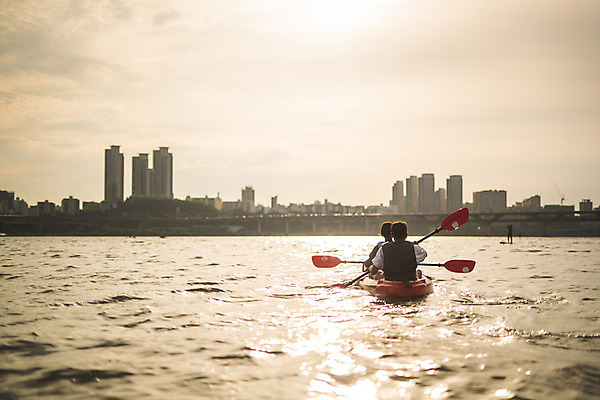포토 JPG 주간 커플 여자 남자 스포츠 들기 앉기 상반신 20대 성인 야외 두명 뒷모습 강 한국인 수상스포츠 잡기 즐거움 노 한강 카약 노젓기 성인만 국내포토 자연요소 감정 뷰포인트 관계 모션 서울 사람 동양인 청년 랜드마크 선박 파일형식
