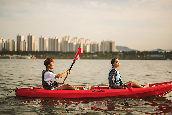 포토 JPG 주간 전신 커플 응시 여자 남자 스포츠 들기 앉기 20대 성인 야외 두명 옆모습 강 한국인 수상스포츠 잡기 즐거움 노 한강 카약 노젓기 성인만 국내포토 자연요소 시선 감정 뷰포인트 관계 모션 서울 사람 동양인 청년 랜드마크 선박 파일형식