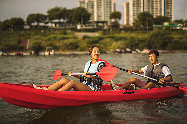 포토 JPG 주간 전신 커플 응시 여자 남자 스포츠 미소 들기 앉기 20대 성인 야외 두명 옆모습 강 한국인 수상스포츠 잡기 즐거움 노 한강 카약 노젓기 성인만 국내포토 자연요소 시선 감정 뷰포인트 관계 모션 서울 표정 사람 동양인 청년 랜드마크 선박 파일형식