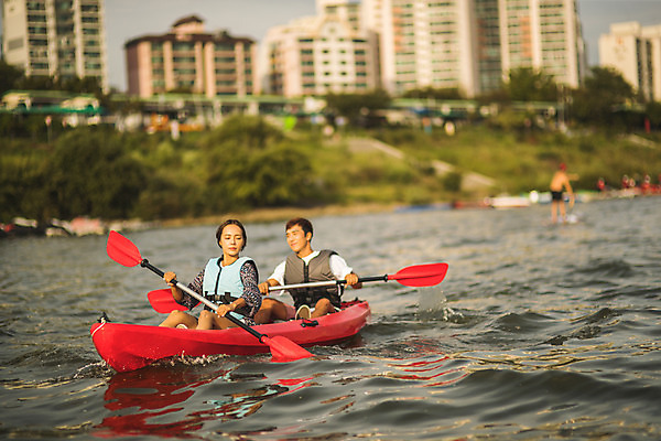포토 JPG 주간 전신 커플 응시 여자 남자 스포츠 들기 앉기 20대 성인 야외 두명 옆모습 강 한국인 수상스포츠 잡기 즐거움 한강 카약 노젓기 성인만 국내포토 자연요소 시선 감정 뷰포인트 관계 모션 서울 사람 동양인 청년 랜드마크 파일형식
