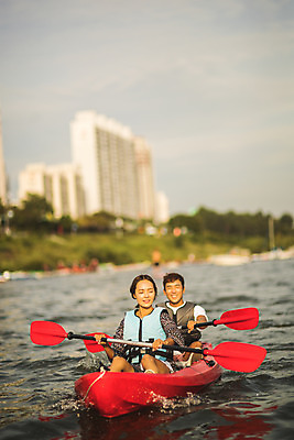 포토 JPG 주간 전신 커플 여자 남자 스포츠 미소 들기 앉기 20대 성인 야외 두명 앞모습 강 한국인 수상스포츠 잡기 즐거움 노 한강 카약 노젓기 성인만 국내포토 자연요소 감정 뷰포인트 관계 모션 서울 표정 사람 동양인 청년 랜드마크 선박 파일형식