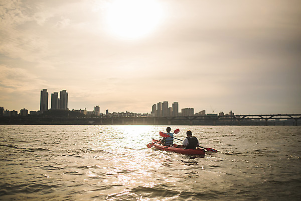 포토 JPG 주간 커플 여자 남자 스포츠 들기 앉기 상반신 20대 성인 야외 두명 뒷모습 강 한국인 수상스포츠 잡기 즐거움 노 한강 카약 노젓기 성인만 국내포토 자연요소 감정 뷰포인트 관계 모션 서울 사람 동양인 청년 랜드마크 선박 파일형식