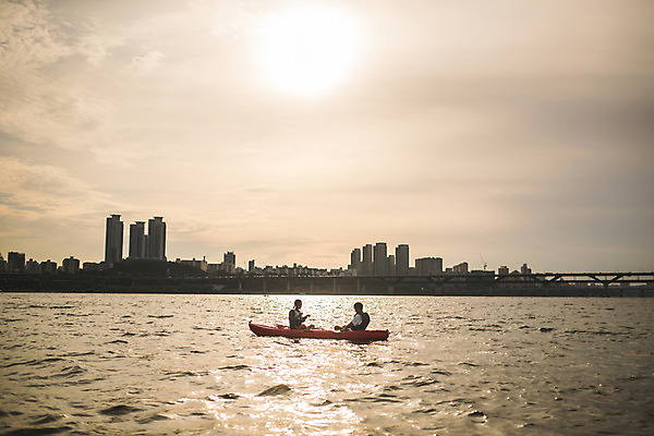 포토 JPG 주간 전신 커플 여자 남자 스포츠 앉기 20대 성인 야외 두명 옆모습 강 마주보기 한국인 수상스포츠 즐거움 한강 카약 성인만 국내포토 자연요소 감정 뷰포인트 관계 모션 서울 사람 동양인 청년 랜드마크 파일형식