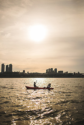 포토 JPG 주간 전신 커플 여자 남자 스포츠 포즈 데이트 앉기 20대 성인 야외 두명 옆모습 강 손들기 마주보기 한국인 수상스포츠 즐거움 한강 카약 성인만 국내포토 자연요소 감정 뷰포인트 관계 모션 서울 사람 동양인 청년 랜드마크 파일형식