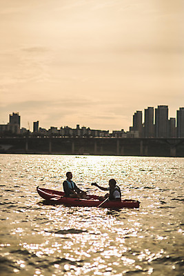 포토 JPG 주간 전신 커플 여자 남자 스포츠 데이트 앉기 20대 성인 야외 두명 옆모습 강 마주보기 한국인 수상스포츠 즐거움 한강 카약 성인만 국내포토 자연요소 감정 뷰포인트 관계 모션 서울 사람 동양인 청년 랜드마크 파일형식