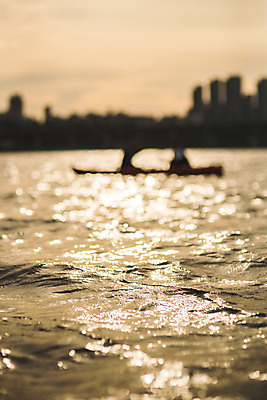 포토 JPG 주간 전신 커플 여자 남자 물결 스포츠 근접촬영 20대 성인 야외 두명 옆모습 아웃포커스 강 노을 한국인 수상스포츠 즐거움 한강 카약 성인만 국내포토 자연요소 감정 뷰포인트 관계 서울 촬영기법 사람 동양인 청년 랜드마크 파일형식