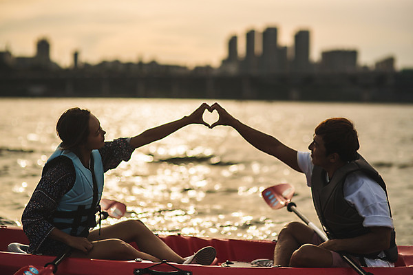 포토 JPG 주간 전신 손 커플 응시 여자 남자 스포츠 사랑 앉기 20대 성인 야외 두명 옆모습 강 손들기 마주보기 한국인 수상스포츠 즐거움 노 한강 카약 손모양 손하트 성인만 국내포토 자연요소 모양 시선 감정 뷰포인트 관계 모션 서울 사람 동양인 손짓 청년 신체부위 랜드마크 선박 파일형식 손_신체부위
