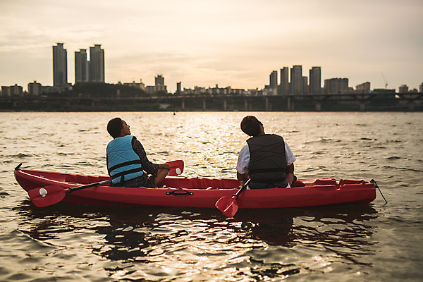 포토 JPG 주간 전신 커플 응시 여자 남자 스포츠 앉기 20대 성인 야외 두명 뒷모습 강 한국인 수상스포츠 즐거움 노 한강 카약 성인만 국내포토 자연요소 시선 감정 뷰포인트 관계 모션 서울 사람 동양인 청년 랜드마크 선박 파일형식