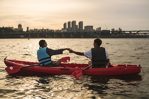 포토 JPG 주간 전신 손 커플 응시 여자 남자 스포츠 앉기 20대 성인 야외 두명 뒷모습 강 마주보기 손잡기 한국인 수상스포츠 즐거움 노 한강 카약 성인만 국내포토 자연요소 시선 감정 뷰포인트 관계 모션 서울 사람 동양인 청년 신체부위 랜드마크 선박 파일형식