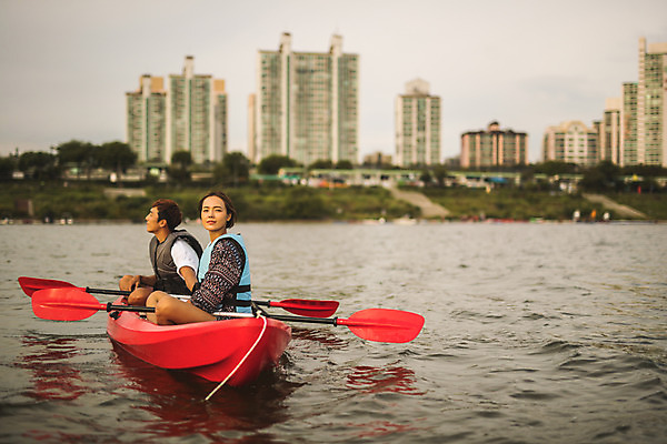 포토 JPG 주간 전신 커플 응시 여자 남자 스포츠 앉기 20대 성인 야외 두명 옆모습 강 손잡기 한국인 수상스포츠 즐거움 노 한강 카약 성인만 국내포토 자연요소 시선 감정 뷰포인트 관계 모션 서울 사람 동양인 청년 랜드마크 선박 파일형식