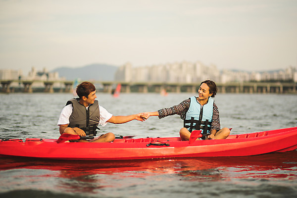 포토 JPG 주간 전신 커플 응시 여자 남자 스포츠 미소 앉기 20대 성인 야외 두명 앞모습 강 손잡기 한국인 수상스포츠 즐거움 한강 카약 성인만 국내포토 자연요소 시선 감정 뷰포인트 관계 모션 서울 표정 사람 동양인 청년 랜드마크 파일형식