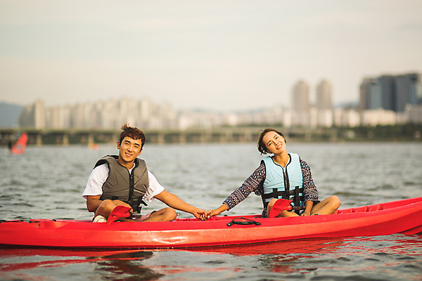 포토 JPG 주간 전신 커플 응시 여자 남자 스포츠 미소 앉기 20대 성인 야외 두명 앞모습 강 손잡기 한국인 수상스포츠 즐거움 한강 카약 성인만 국내포토 자연요소 시선 감정 뷰포인트 관계 모션 서울 표정 사람 동양인 청년 랜드마크 파일형식
