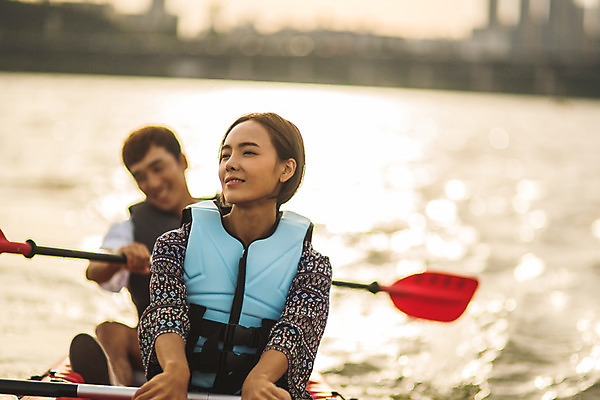 포토 JPG 주간 전신 커플 응시 여자 남자 스포츠 미소 들기 앉기 상반신 20대 성인 야외 두명 앞모습 아웃포커스 강 한국인 수상스포츠 잡기 즐거움 노 한강 카약 노젓기 성인만 국내포토 자연요소 시선 감정 뷰포인트 관계 모션 서울 촬영기법 표정 사람 동양인 청년 랜드마크 선박 파일형식