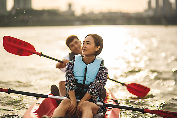 포토 JPG 주간 전신 커플 응시 여자 남자 스포츠 미소 들기 앉기 상반신 20대 성인 야외 두명 앞모습 아웃포커스 강 한국인 수상스포츠 잡기 즐거움 노 한강 카약 노젓기 성인만 국내포토 자연요소 시선 감정 뷰포인트 관계 모션 서울 촬영기법 표정 사람 동양인 청년 랜드마크 선박 파일형식