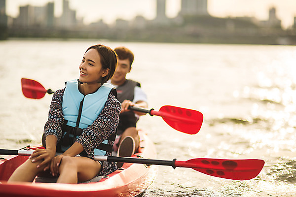 포토 JPG 주간 전신 커플 응시 여자 남자 스포츠 미소 들기 앉기 상반신 20대 성인 야외 두명 앞모습 아웃포커스 강 한국인 수상스포츠 잡기 즐거움 노 한강 카약 노젓기 성인만 국내포토 자연요소 시선 감정 뷰포인트 관계 모션 서울 촬영기법 표정 사람 동양인 청년 랜드마크 선박 파일형식