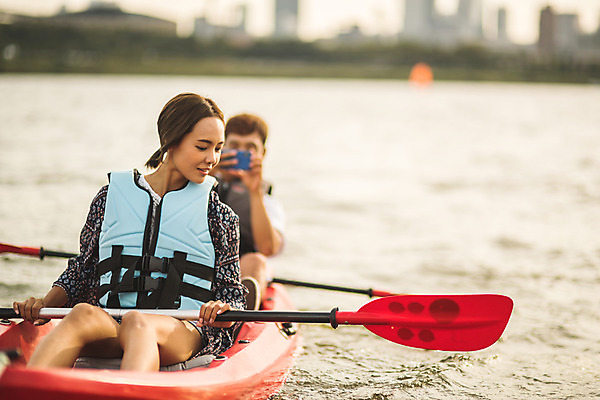 포토 JPG 주간 전신 커플 응시 여자 남자 스포츠 미소 들기 앉기 20대 성인 야외 두명 앞모습 아웃포커스 강 사진촬영 한국인 수상스포츠 잡기 즐거움 노 한강 카약 노젓기 성인만 국내포토 자연요소 시선 감정 뷰포인트 관계 모션 서울 촬영기법 표정 사람 동양인 청년 촬영 랜드마크 선박 파일형식
