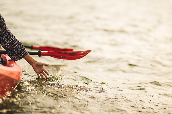 포토 JPG 주간 손 여자 스포츠 손가락 한명 앉기 20대 성인 야외 신체부위 물 강 만지기 한국인 수상스포츠 즐거움 노 한강 카약 성인여자한명만 국내포토 자연요소 1 감정 모션 서울 사람 동양인 청년 랜드마크 선박 여자한명만 성인여자만 파일형식