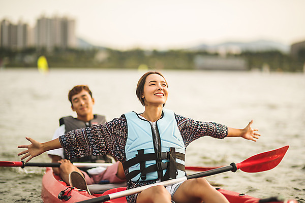 포토 JPG 주간 커플 응시 여자 남자 스포츠 팔벌리기 미소 들기 앉기 상반신 20대 성인 야외 두명 앞모습 강 한국인 수상스포츠 잡기 즐거움 노 한강 카약 노젓기 손뻗기 성인만 국내포토 자연요소 시선 감정 뷰포인트 관계 모션 서울 표정 사람 동양인 청년 랜드마크 선박 파일형식