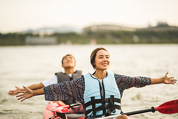 포토 JPG 주간 커플 응시 여자 남자 스포츠 팔벌리기 미소 들기 앉기 상반신 20대 성인 야외 두명 앞모습 강 한국인 수상스포츠 즐거움 노 한강 카약 손뻗기 성인만 국내포토 자연요소 시선 감정 뷰포인트 관계 모션 서울 표정 사람 동양인 청년 랜드마크 선박 파일형식