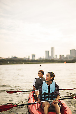 포토 JPG 주간 전신 커플 응시 여자 남자 스포츠 미소 들기 앉기 20대 성인 야외 두명 앞모습 강 한국인 수상스포츠 잡기 즐거움 노 한강 카약 노젓기 성인만 국내포토 자연요소 시선 감정 뷰포인트 관계 모션 서울 표정 사람 동양인 청년 랜드마크 선박 파일형식