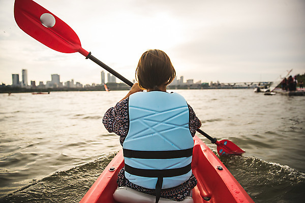 포토 JPG 주간 여자 스포츠 한명 들기 앉기 상반신 20대 성인 야외 뒷모습 강 한국인 수상스포츠 잡기 즐거움 노 한강 카약 노젓기 성인여자한명만 국내포토 자연요소 1 감정 뷰포인트 모션 서울 사람 동양인 청년 랜드마크 선박 여자한명만 성인여자만 파일형식
