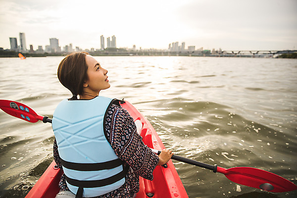 포토 JPG 주간 응시 여자 스포츠 한명 들기 앉기 상반신 20대 성인 야외 뒷모습 강 한국인 수상스포츠 잡기 즐거움 노 한강 카약 노젓기 성인여자한명만 국내포토 자연요소 1 시선 감정 뷰포인트 모션 서울 사람 동양인 청년 랜드마크 선박 여자한명만 성인여자만 파일형식