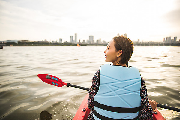 포토 JPG 주간 응시 여자 스포츠 한명 들기 앉기 상반신 20대 성인 야외 뒷모습 강 한국인 수상스포츠 잡기 즐거움 노 한강 카약 성인여자한명만 국내포토 자연요소 1 시선 감정 뷰포인트 모션 서울 사람 동양인 청년 랜드마크 선박 여자한명만 성인여자만 파일형식