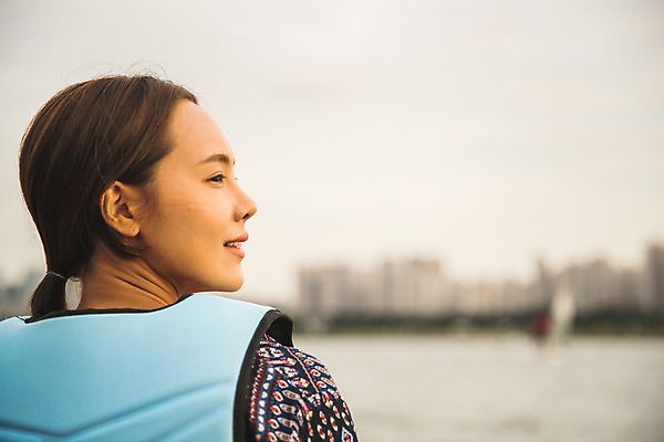 포토 JPG 주간 응시 여자 스포츠 한명 미소 상반신 20대 성인 야외 옆모습 뒷모습 강 한국인 수상스포츠 즐거움 한강 카약 성인여자한명만 국내포토 자연요소 1 시선 감정 뷰포인트 서울 표정 사람 동양인 청년 랜드마크 여자한명만 성인여자만 파일형식