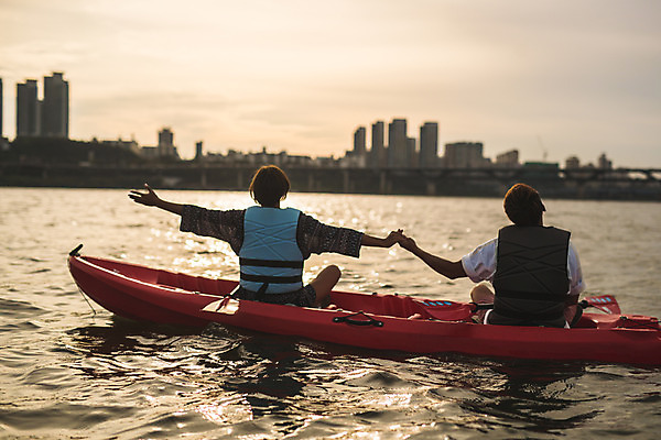 포토 JPG 주간 커플 응시 여자 남자 스포츠 앉기 상반신 20대 성인 야외 두명 뒷모습 강 손들기 손잡기 한국인 수상스포츠 즐거움 노 한강 카약 성인만 국내포토 자연요소 시선 감정 뷰포인트 관계 모션 서울 사람 동양인 청년 랜드마크 선박 파일형식