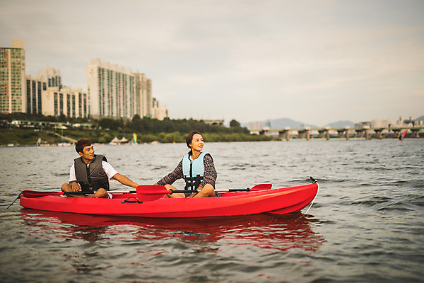 포토 JPG 주간 전신 커플 응시 여자 남자 스포츠 미소 앉기 20대 성인 야외 두명 앞모습 강 손잡기 한국인 수상스포츠 즐거움 노 한강 카약 성인만 국내포토 자연요소 시선 감정 뷰포인트 관계 모션 서울 표정 사람 동양인 청년 랜드마크 선박 파일형식